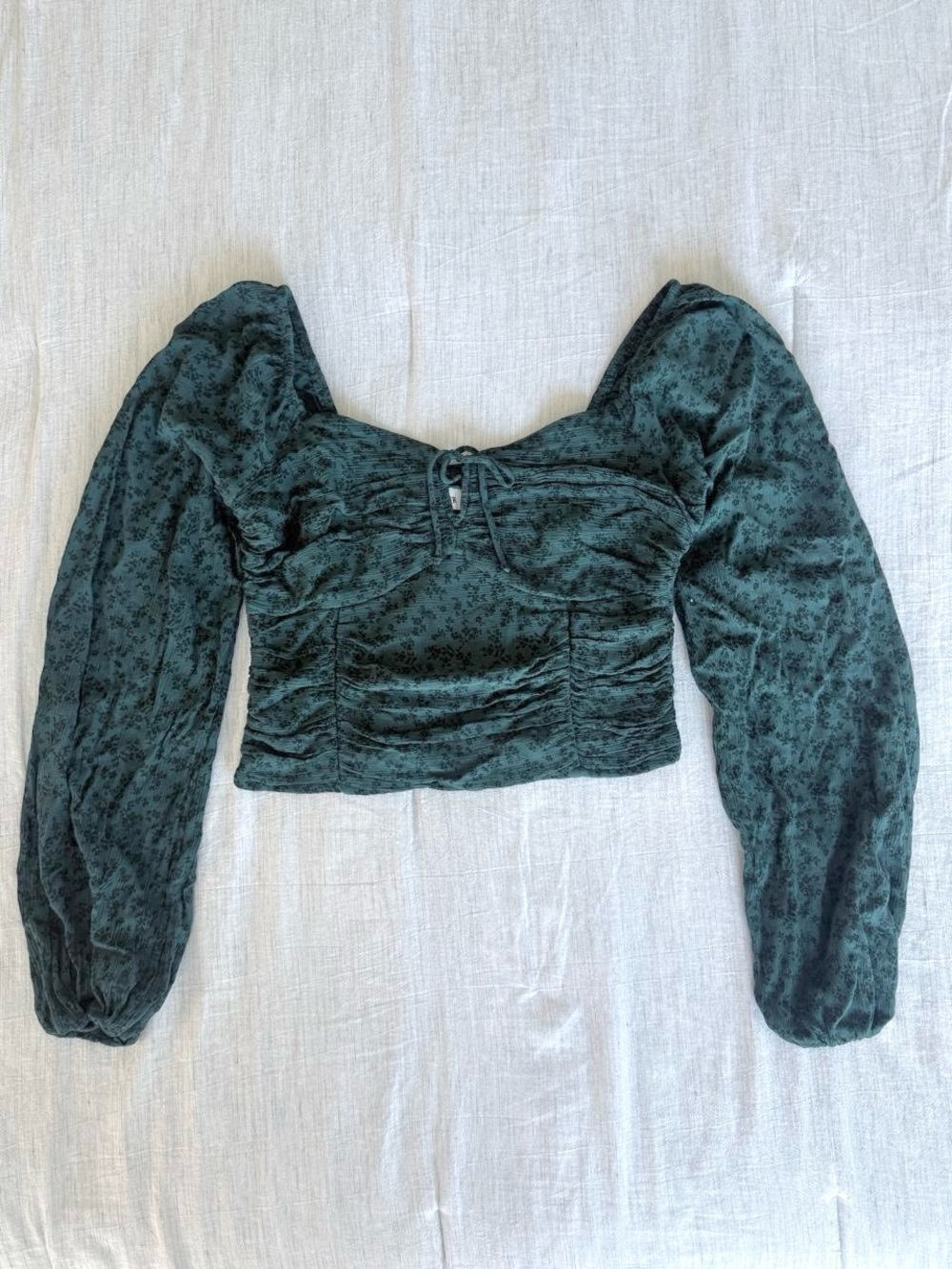 Hollister Ruched Long Sleeve Crop Top in Floral Dark Green/Indigo, Size Medium